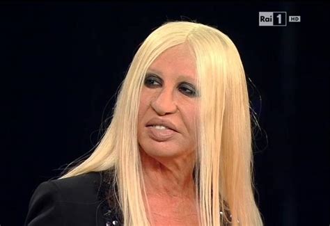 Virginia Raffaele imita Donatella Versace staccandosi il naso 